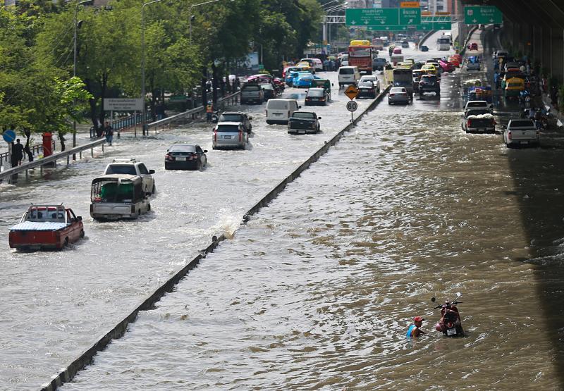 EsvaranKala's tweet photo. @Brycejong RT @STcom: Overnight rains cause massive flooding in #Bangkok https://t.co/VVHIEKQiSi https://t.co/yW7gUvUKWE