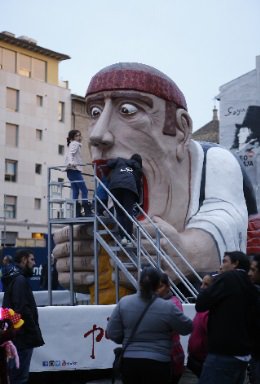 Lots of fun for the whole famiy in #Zaragoza with the classic Giants & big-heads and the slide Tragachicos! 👉bit.ly/2zg3JjP