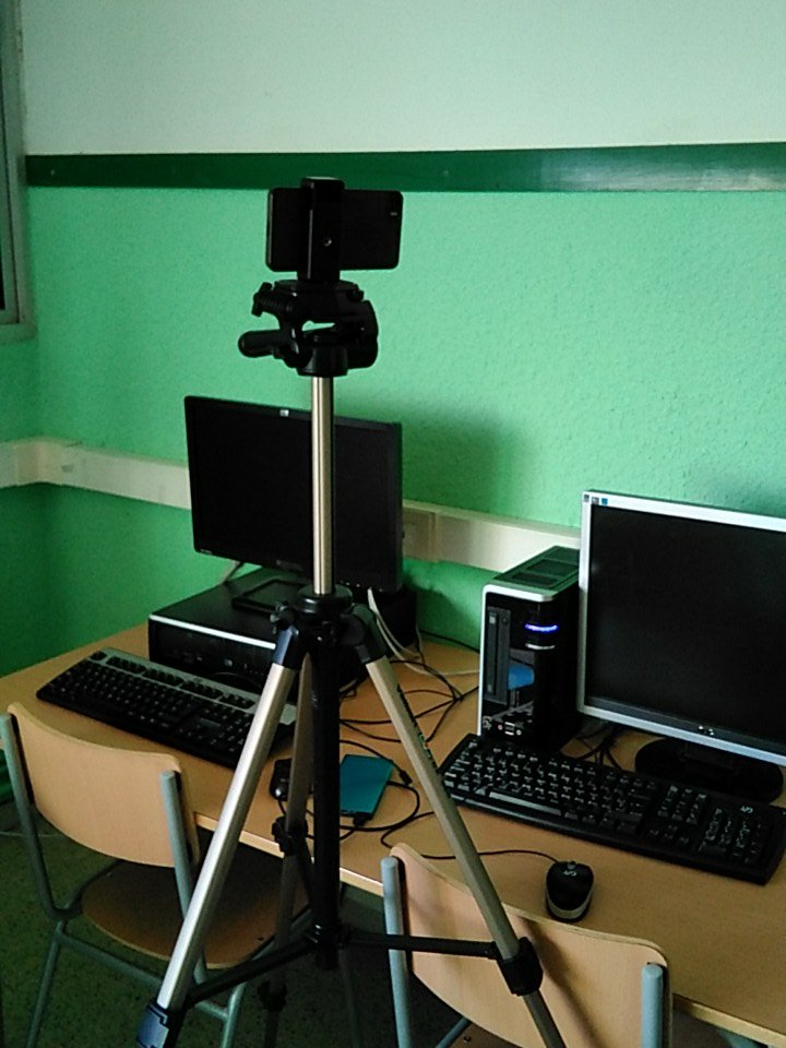 jdegra's tweet photo. I aquest es l'equip de transmissio ...amb un mobil #TACTGN https://t.co/2jFKj4j4DD