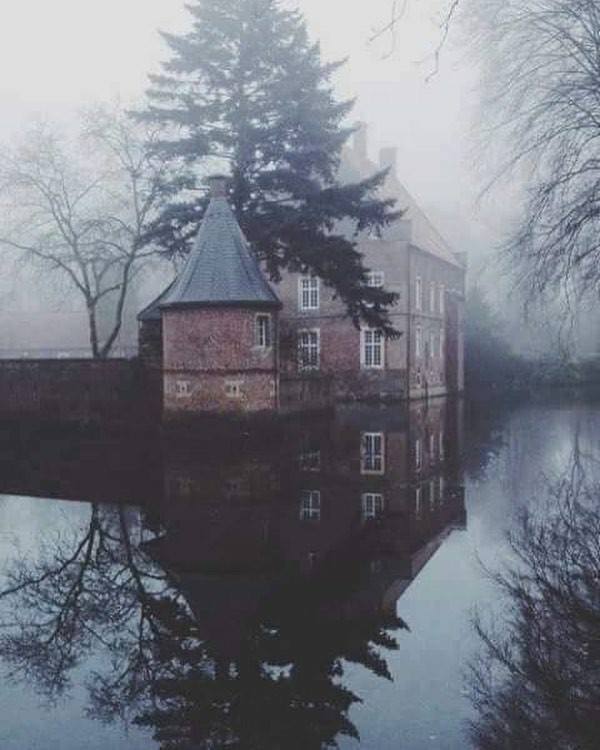 punkraveau's tweet photo. Beautiful and eerie...Would you spend the night in a place like this? 🏡🌙
#haveanamazingweekend https://t.co/7DuSqEqq3a