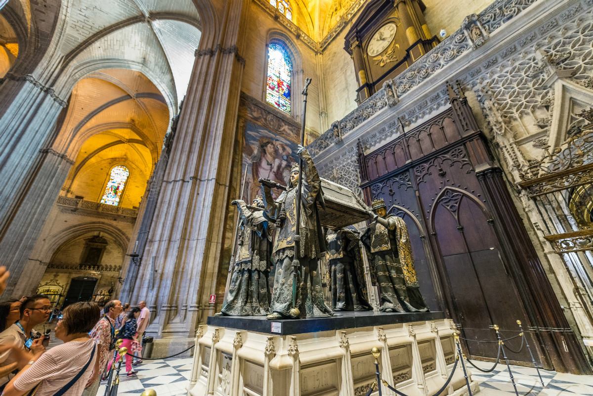 Did you know the remains of #ChristopherColumbus rest in this tomb that you can find in the #Seville Cathedral? visitasevilla.es/en/christopher…