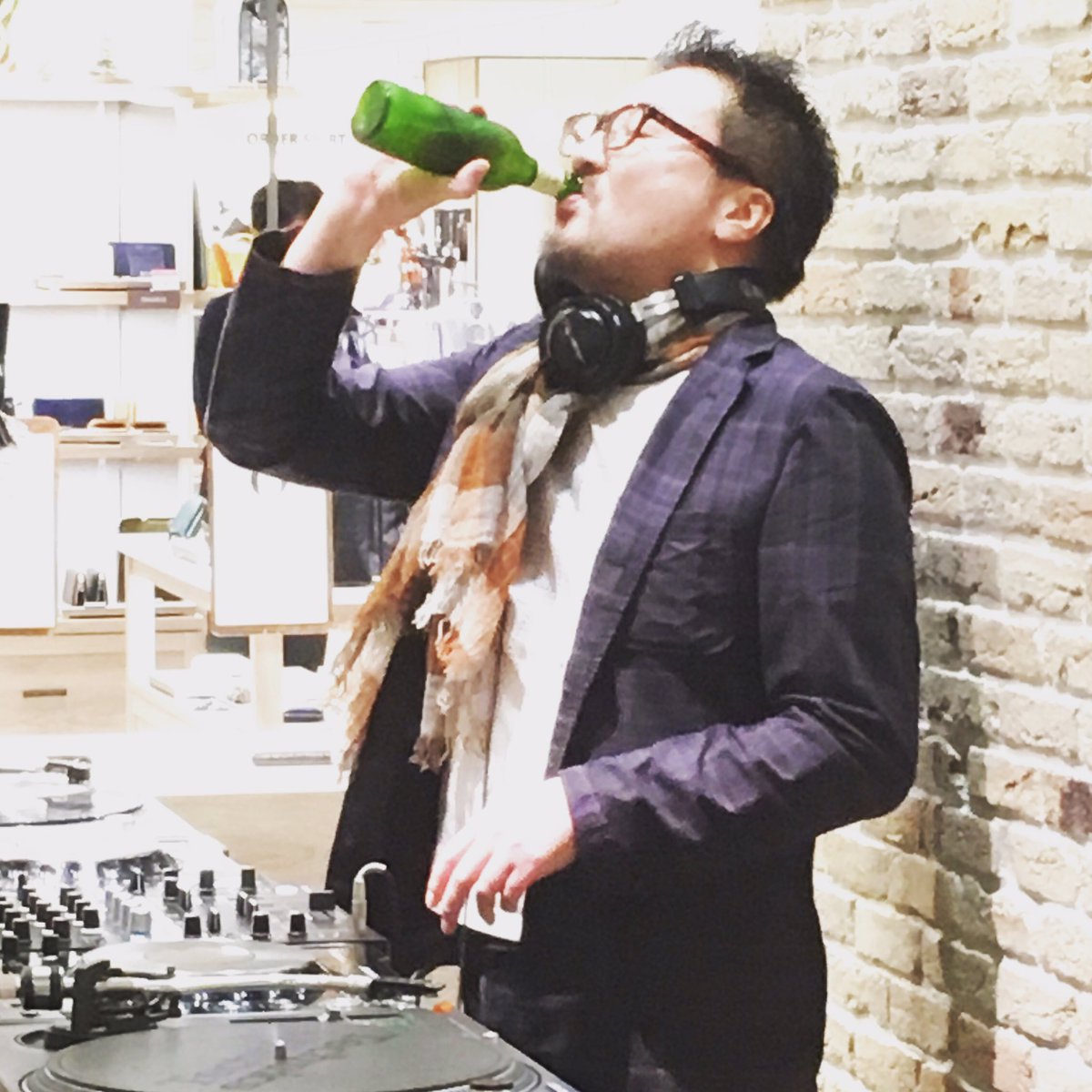 asatronic's tweet photo. ケンコーダくんとなめちゃんと合流。こーちゃま、ビール呑みのみ、余裕のブラジルDJ #seditionaljazz #m_base @KohjiMatsuda @seditionaljazz https://t.co/FqqYhgM4eC