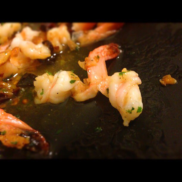 ore825's tweet photo. 海老の下拵えは塩と片栗粉で揉んで洗ってから昆布茶と塩を振ると安い海老でも凄く美味しくなります

この海老をたっぷりのニンニクと唐辛子を熱したサラダ油で炒めるとメキシコ風ガーリックシュリンプになり最高に旨いつまみになります

残ったオイルはパンにつけて食べると尚最高

オススメです https://t.co/wYaqZvwnkJ