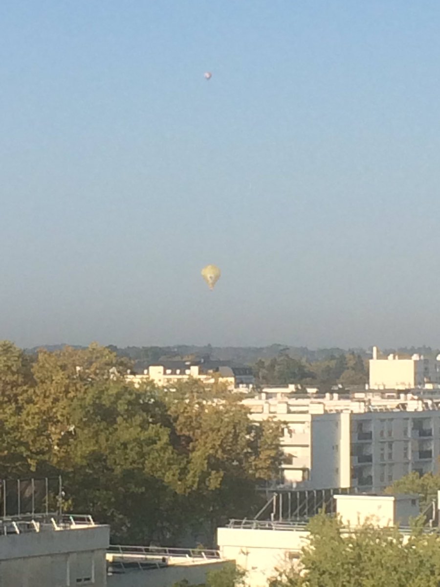 AmelieCorbani's tweet photo. Vu se matin les jolies demoiselles qui me rendent dingue #Montgolfieres #CEM2017 😍😍😍😍 https://t.co/1wOLbofdaM
