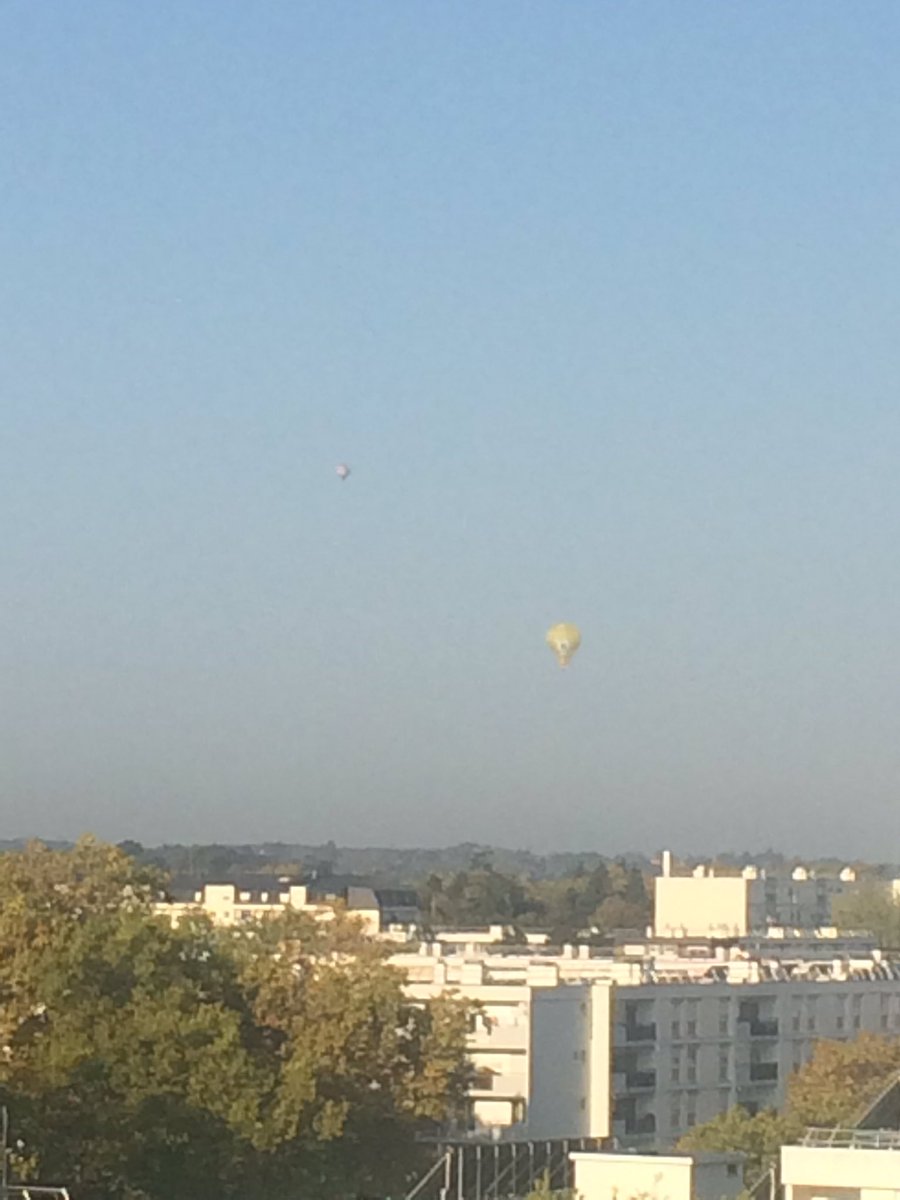 AmelieCorbani's tweet photo. Vu se matin les jolies demoiselles qui me rendent dingue #Montgolfieres #CEM2017 😍😍😍😍 https://t.co/1wOLbofdaM