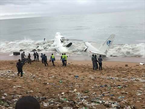 CESTMOB's tweet photo. #crashdavion L'avion est un antonov russe qui essayait de se poser à l'aéroport d'Abidjan et s'est échoué sur la plage #CESTMOB #CIV https://t.co/yebchT3pzb