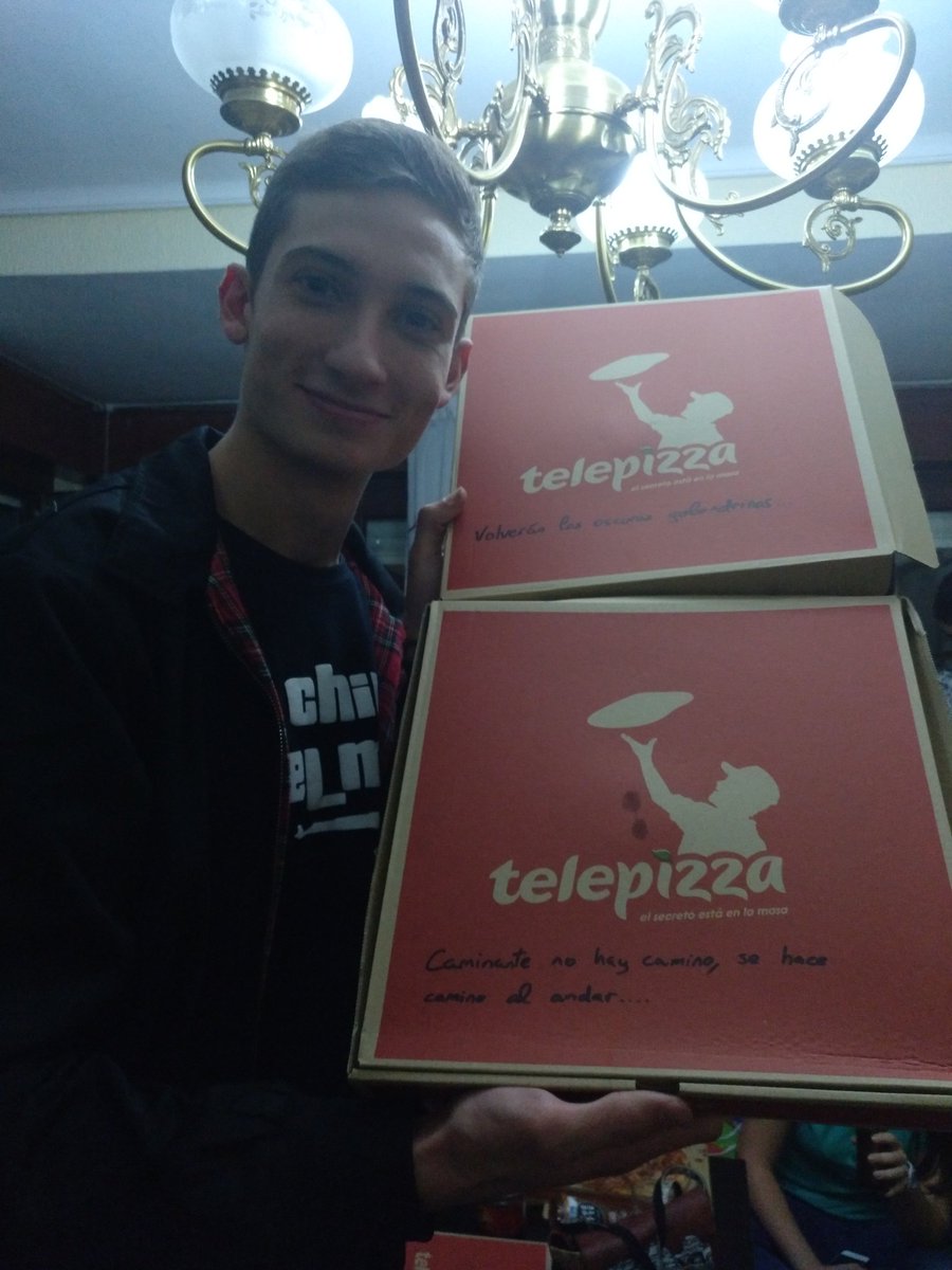 gxldeoyono's tweet photo. Anoche pedimos a @telepizza_es que nos escribiera poesía en las pizzas... https://t.co/DAHOA0iTOH