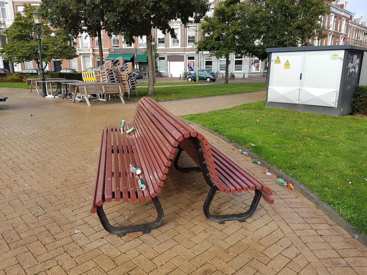 MarinaDH070's tweet photo. Afvalbak gesloopt op het Prins Hendrikplein @GemeenteDenHaag @PvdADenHaag 
#ElkeStraatOpOrde https://t.co/WaPGxoj7mH