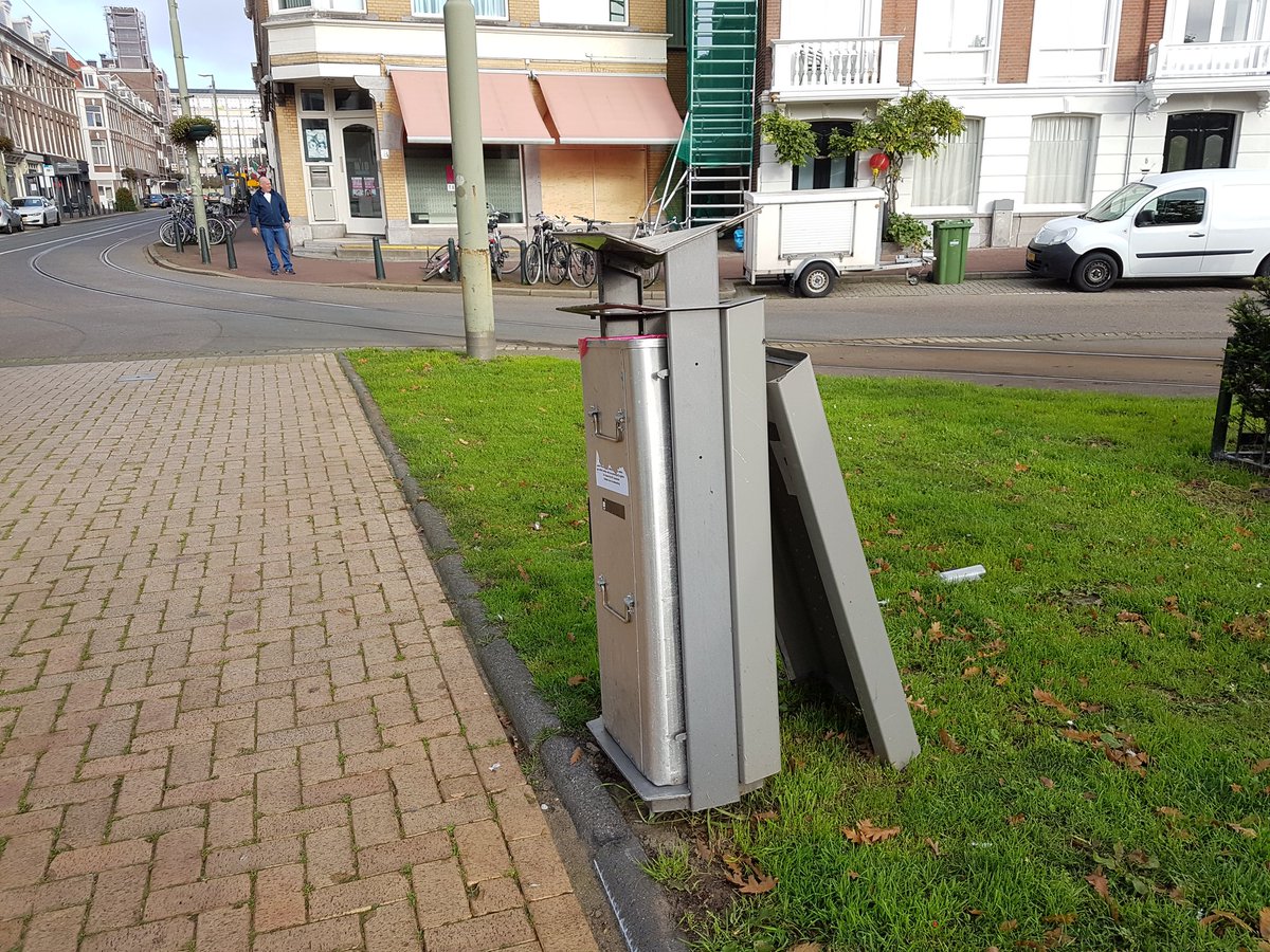 MarinaDH070's tweet photo. Afvalbak gesloopt op het Prins Hendrikplein @GemeenteDenHaag @PvdADenHaag 
#ElkeStraatOpOrde https://t.co/WaPGxoj7mH