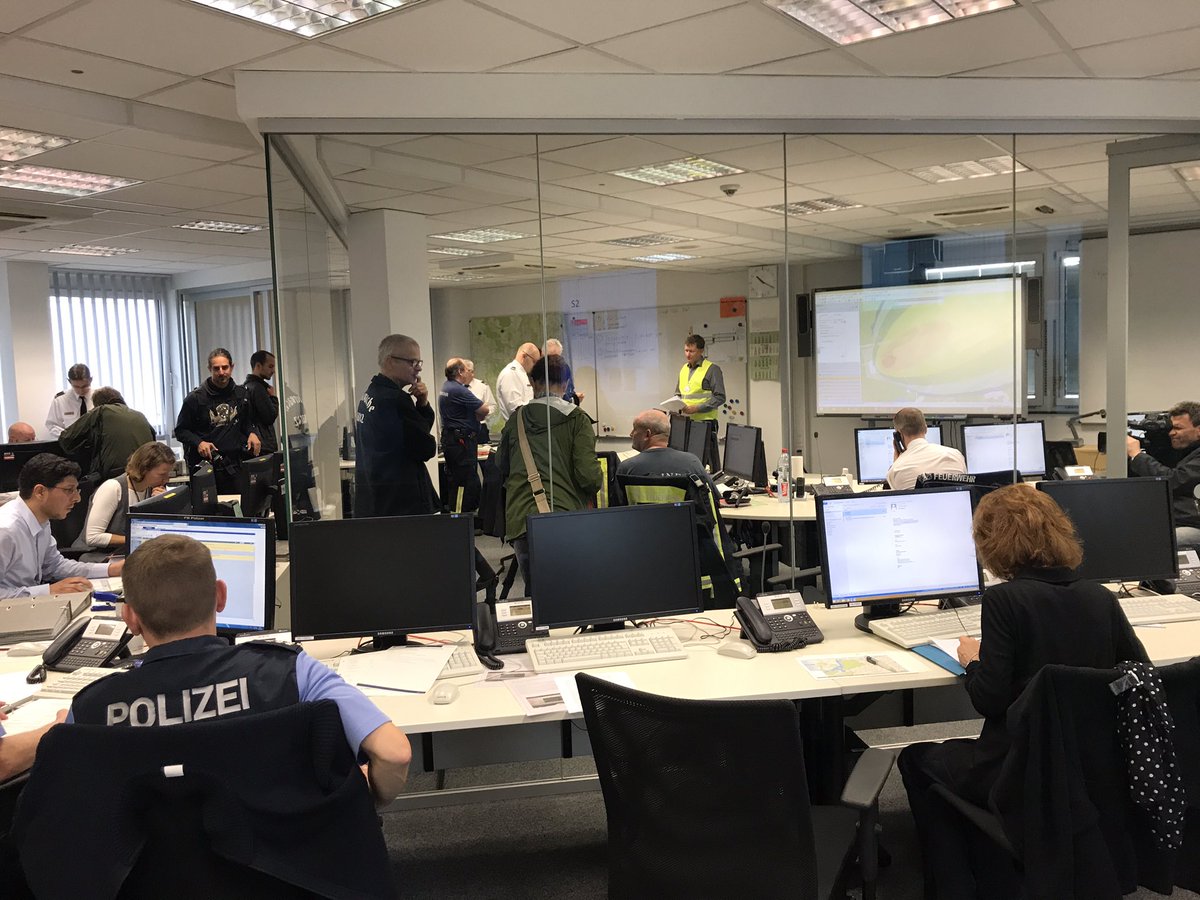 Berliner_Fw's tweet photo. #Übung
Kommunikationsübung der @Berliner_Fw mit #SenInn, #SenUVK, #BA_Ste-Zeh, #BA_Cha-Wil, @drk_berlin, #BFS und dem @HZBde. 
#Simulierter_Notfall am #Forschungsreaktor. https://t.co/QltND6Okb5
