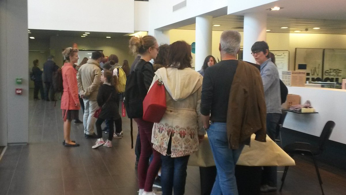 InstitutCerveau's tweet photo. Portes ouvertes aujourd'hui a l'ICM pour la fête de la #science. Venez rencontrer les #métiers de la #recherche @FeteScience #FDS2017 https://t.co/4PZotz2w2n