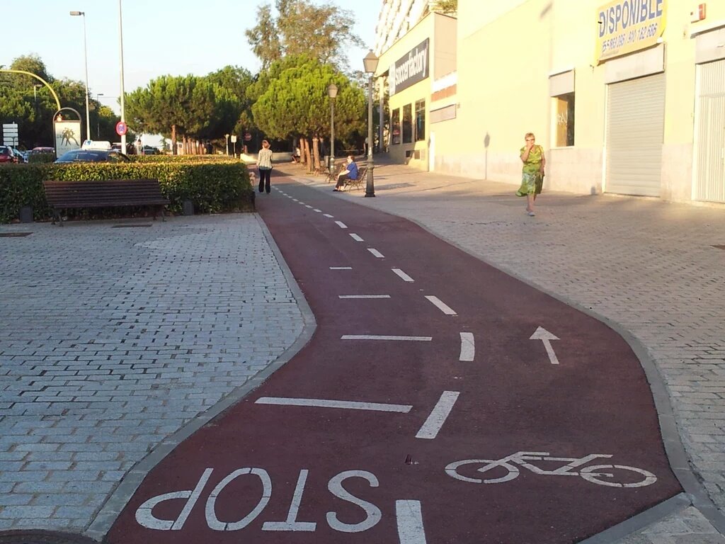 PoliciaAlcorcon's tweet photo. #Peatón, sabemos que por el CARRIL BICI se anda muy bien, pero tú debes ir por la acera. Respeta tambien su espacio de #ciclista!! #Alcorcón https://t.co/SF31kWc1vb