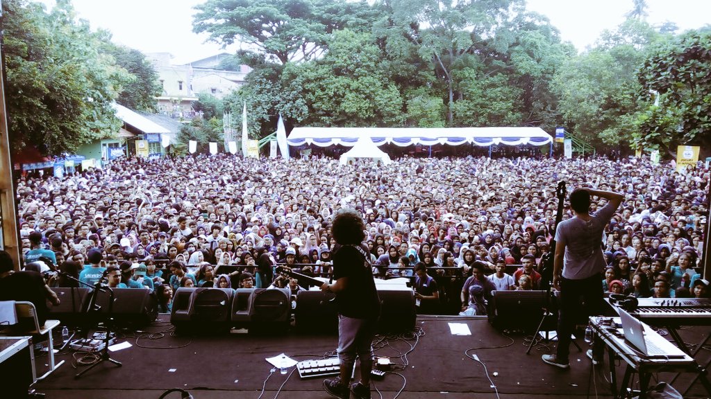 Awesomenessss SMAN 99 JAKARTA, Terima kasih banyak ! 🙏 

Berlanjut besok malam di Sumareccon Mall, Bekasi ! On stage jam 21:00