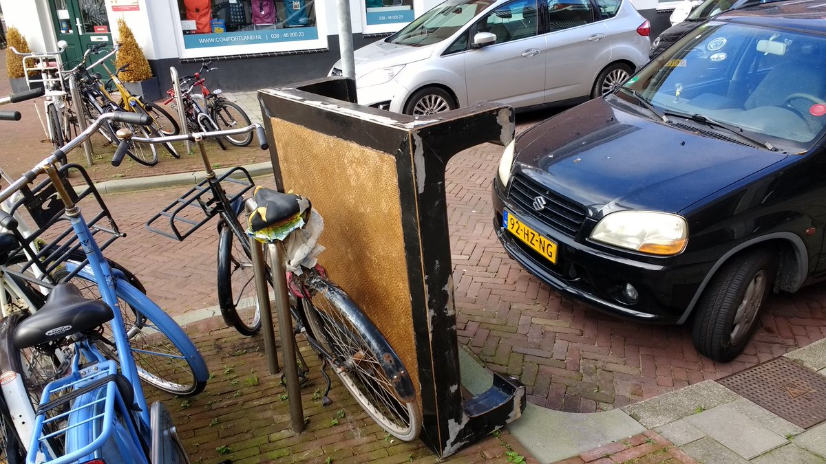 lobkezandstra's tweet photo. Benieuwd wie hier zijn salontafel heeft geparkeerd (thv  Roggeveenstraat #143) @GemeenteDenHaag graag laten weghalen. #elkestraatoporde https://t.co/7Hj1wkOg8A