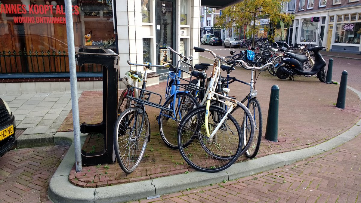 lobkezandstra's tweet photo. Benieuwd wie hier zijn salontafel heeft geparkeerd (thv  Roggeveenstraat #143) @GemeenteDenHaag graag laten weghalen. #elkestraatoporde https://t.co/7Hj1wkOg8A