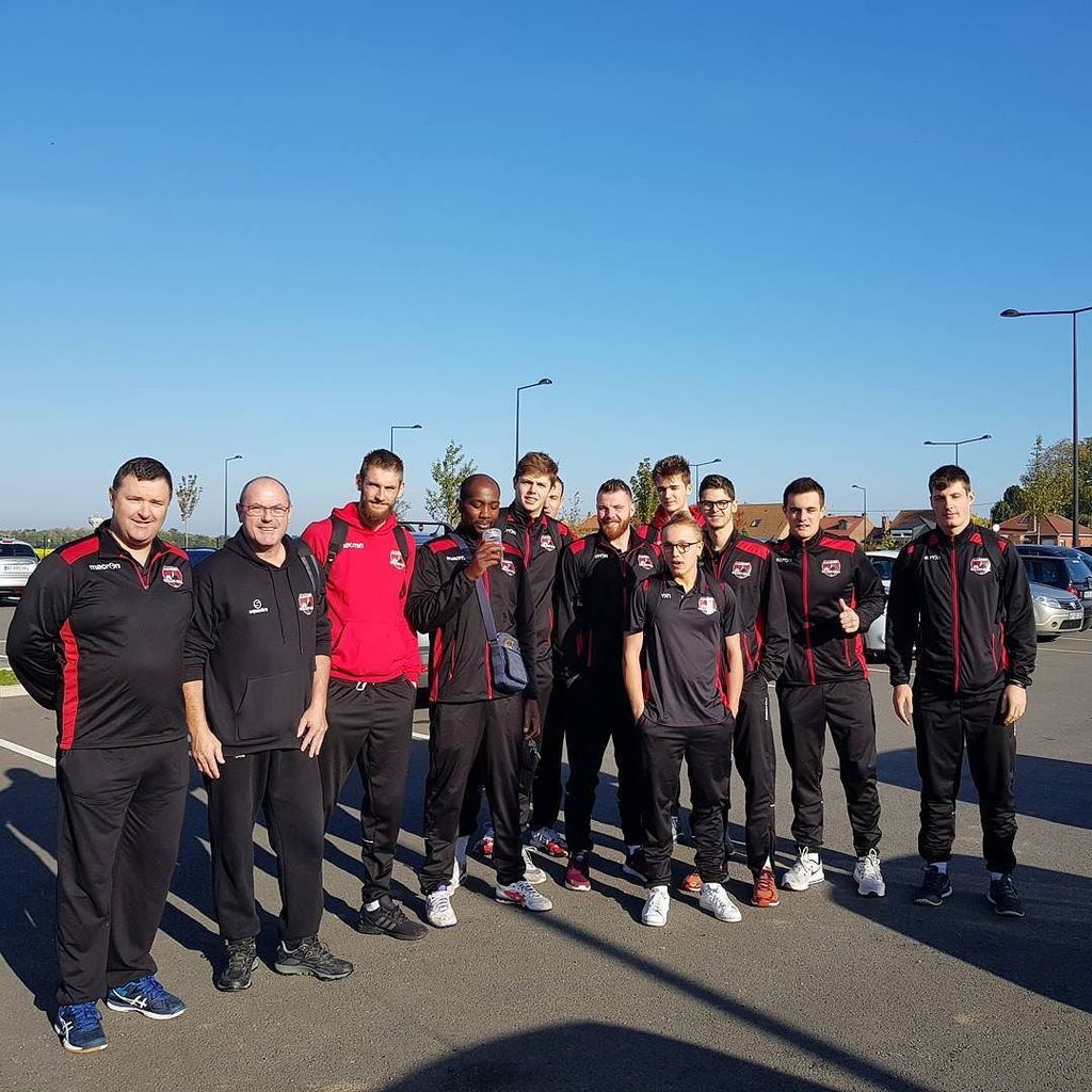 HarnesVB's tweet photo. ÉLITE - J3 #MVBHVB Départ de la #TeamObus pour l'aéroport. https://t.co/b72SpxUixF https://t.co/2v155SWiAp