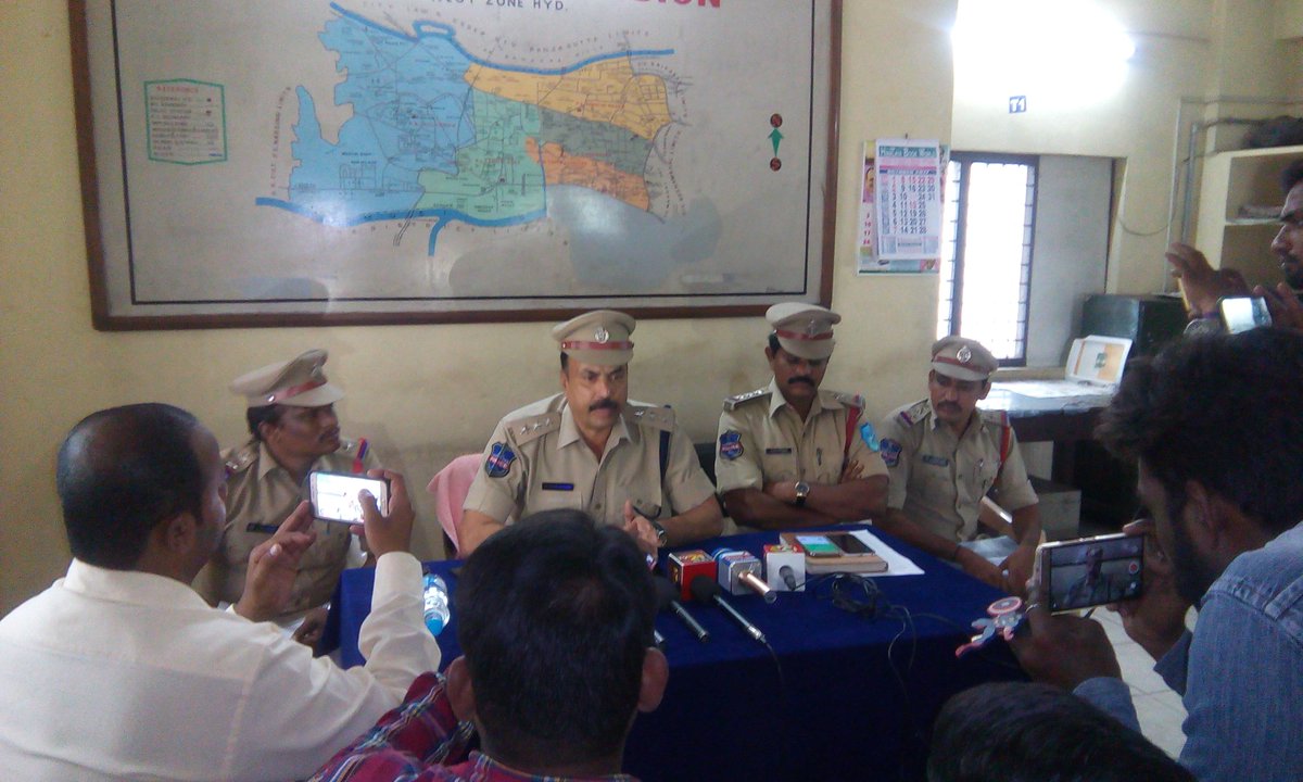 shoasifnagar's tweet photo. Asifnagar Police arrested Accused Syed Akoth Ghori@Syed Mudassir held Press Note, who taken Rs70lakhs on curing evil spirit. In Cr.No.229/17 https://t.co/5Og0pFNiqc