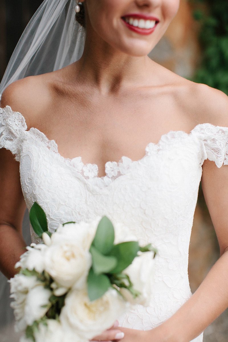 ¿Apostamos por off shoulder para el vestido de novia del 2018?