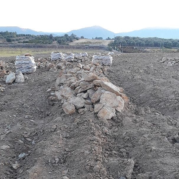 Audaryavini's tweet photo. Il terreno del nuovo vigneto di nuragus regala frutti inaspettati: pietre. Le utilizzeremo per un nuovo progetto.
#audarya #winery #bottaia https://t.co/nCbxOZNhXI