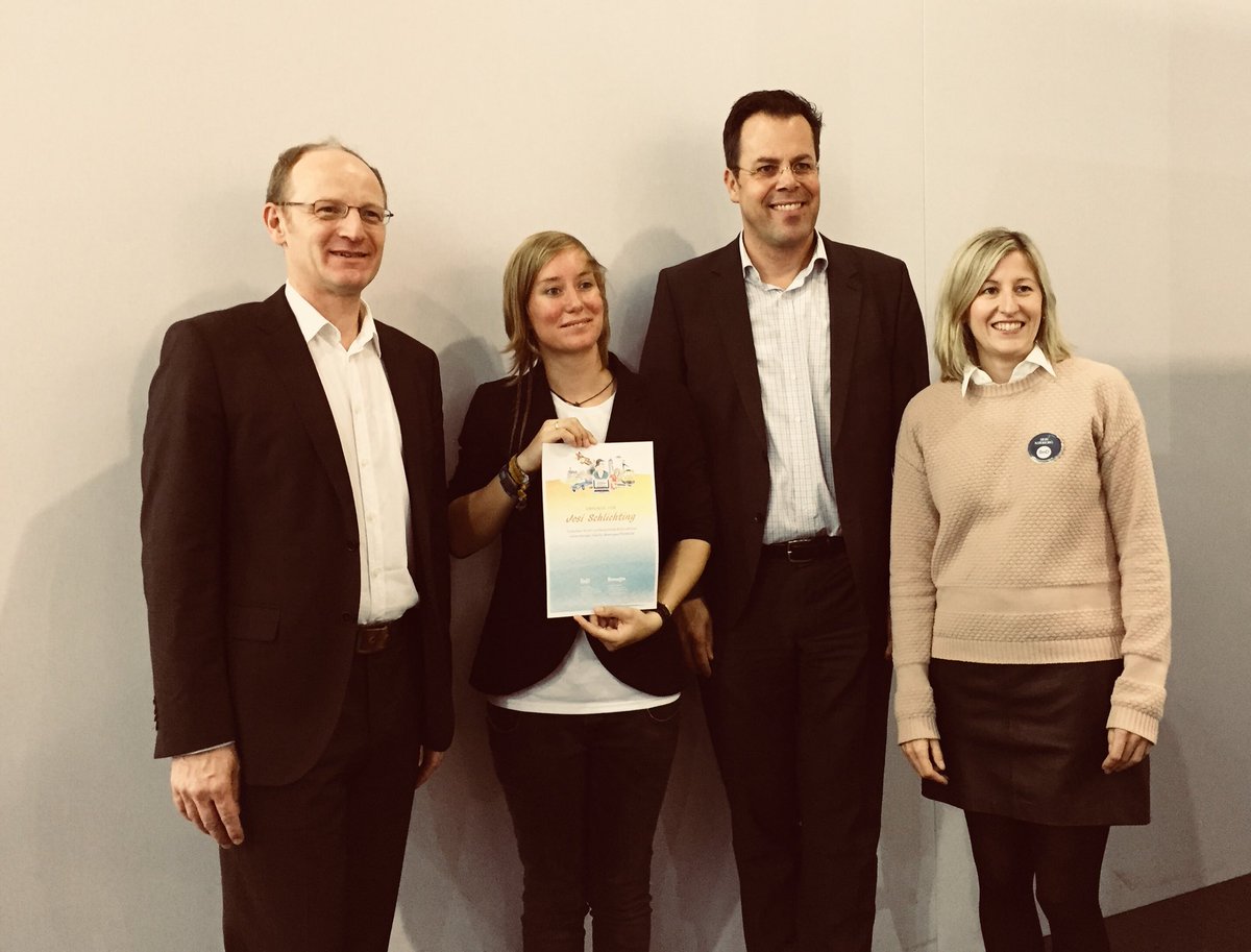 JosiSchlichting's tweet photo. #fbm #BoD #beemgee “Deine Helden”-Wettbewerb gewonnen 📚 https://t.co/8CCBuUcqt3 https://t.co/2WYH0FbF4d