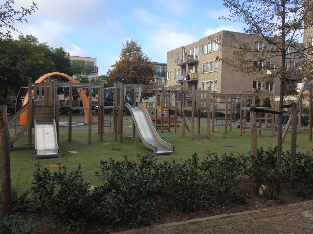 Sjannie75's tweet photo. Mooie speelplaats #bonbonplein #zeeheldenkwartier maar #zwerfvuil is onveilig voor kleine kinderhandjes #elkestraatoporde https://t.co/i2oz2YM4fd