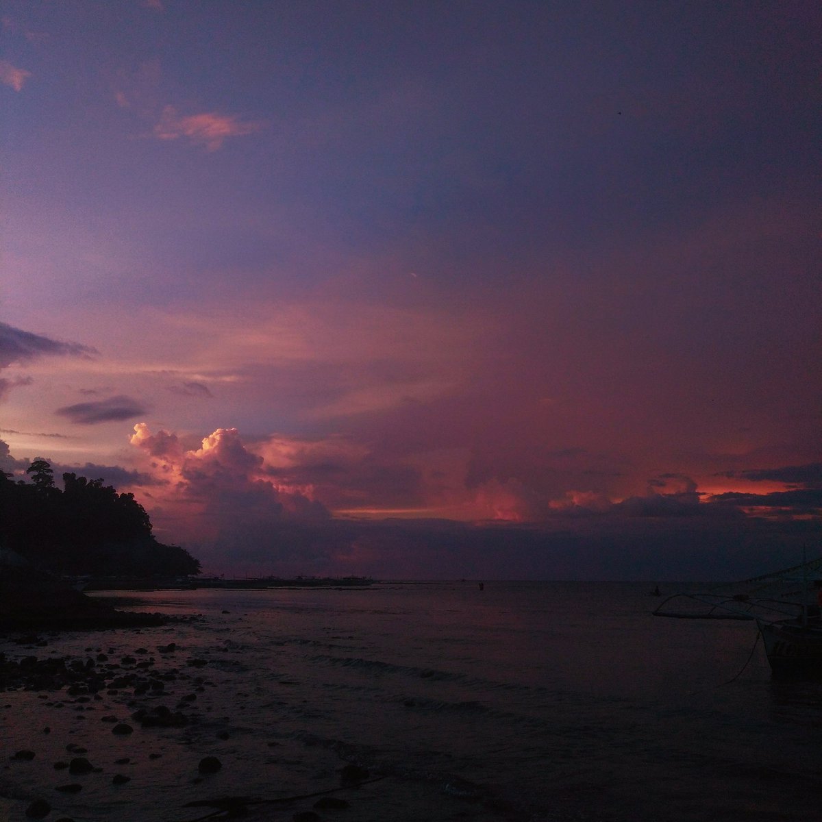 katveatemptor's tweet photo. Sunsets that I've managed to catch for the past few weeks. 💙 https://t.co/Auwamvq1ty