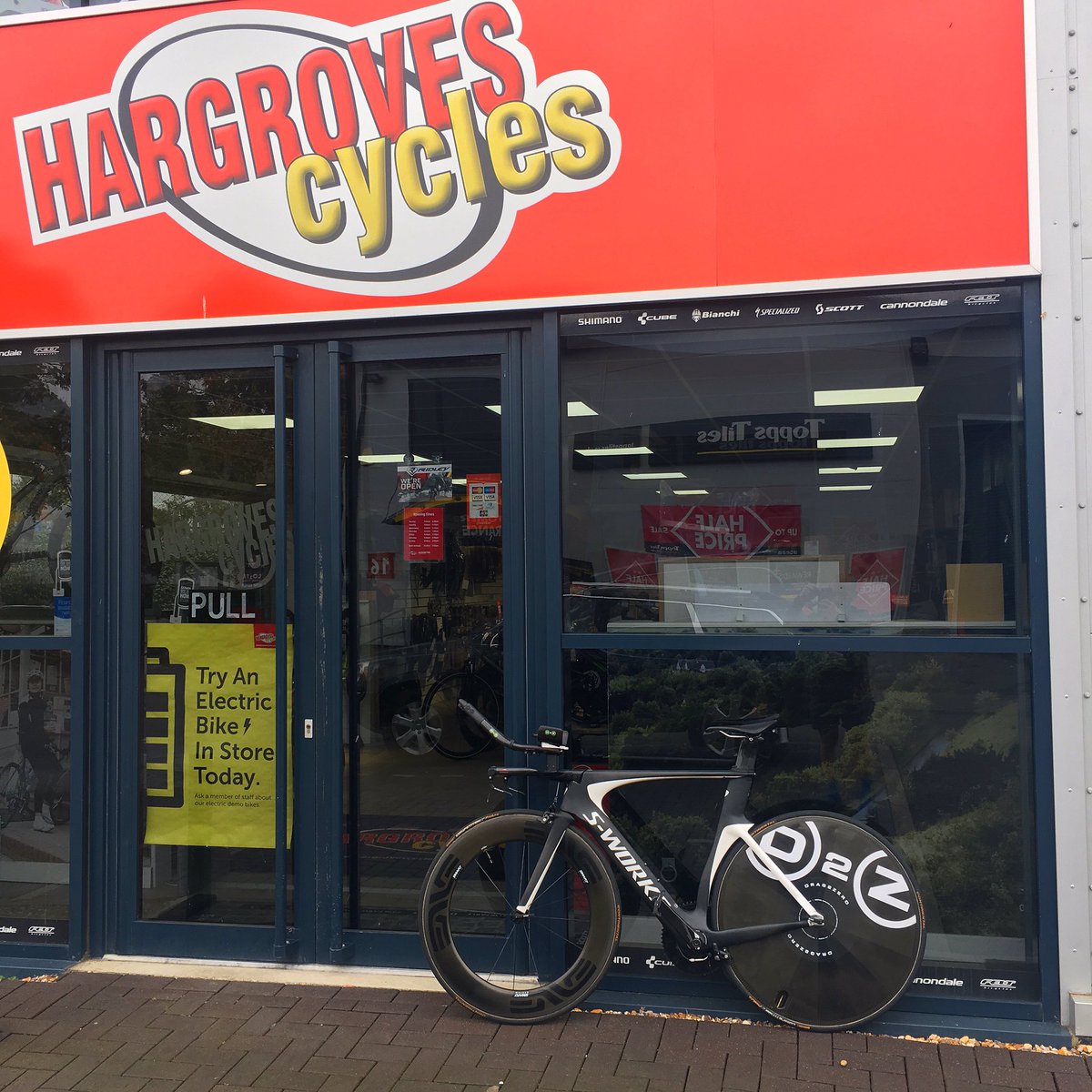 AlanMurchison's tweet photo. The internet can't fit new BB bearings to your race bike at 9am on a weekend, support your local bike shop. https://t.co/ziPMRvcc1o
