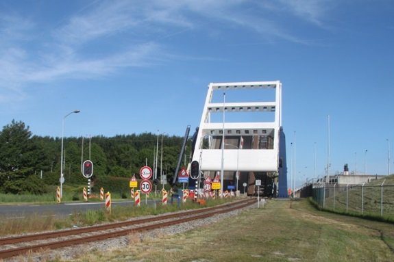 Vanaf 16 oktober werken we aan de bruggen bij de zeesluizen #Farmsum en is er hinder voor scheepvaart- en wegverkeer bit.ly/2gcCjqe