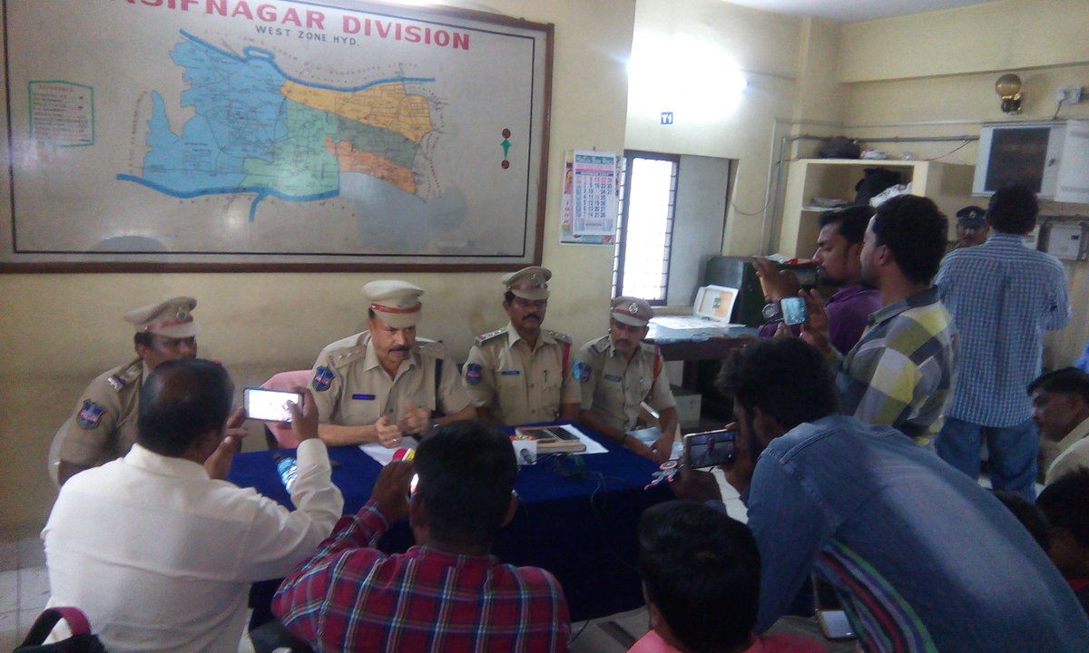 shoasifnagar's tweet photo. Asifnagar Police arrested Accused Syed Akoth Ghori@Syed Mudassir held Press Note, who taken Rs70lakhs on curing evil spirit. In Cr.No.229/17 https://t.co/5Og0pFNiqc