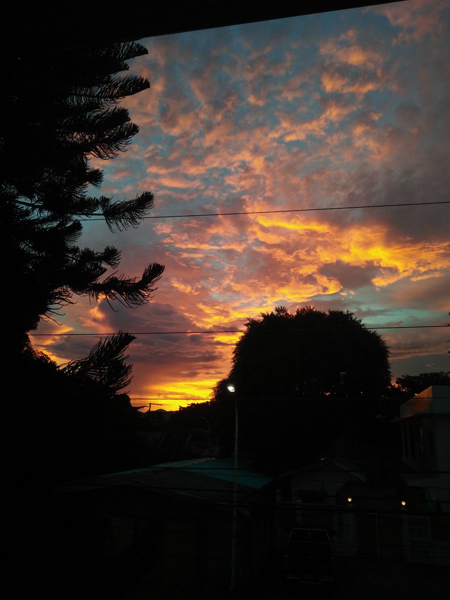 katveatemptor's tweet photo. Sunsets that I've managed to catch for the past few weeks. 💙 https://t.co/Auwamvq1ty