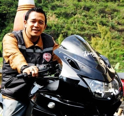 Naik motor gede Hobyku. Bukan gaya-gayaan tapi sudah dari sononya hobi.