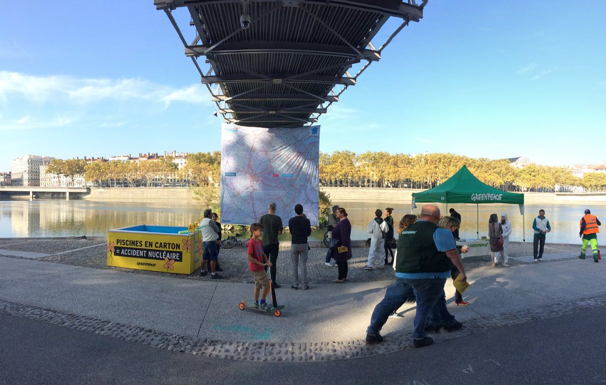 JuFrouge's tweet photo. @greenpeacelyon dénonce la fragilité des piscines de refroidissement des centrales d'@EDFofficiel #RisqueNucleaire @greenpeacefr https://t.co/t1qNhFgaWZ