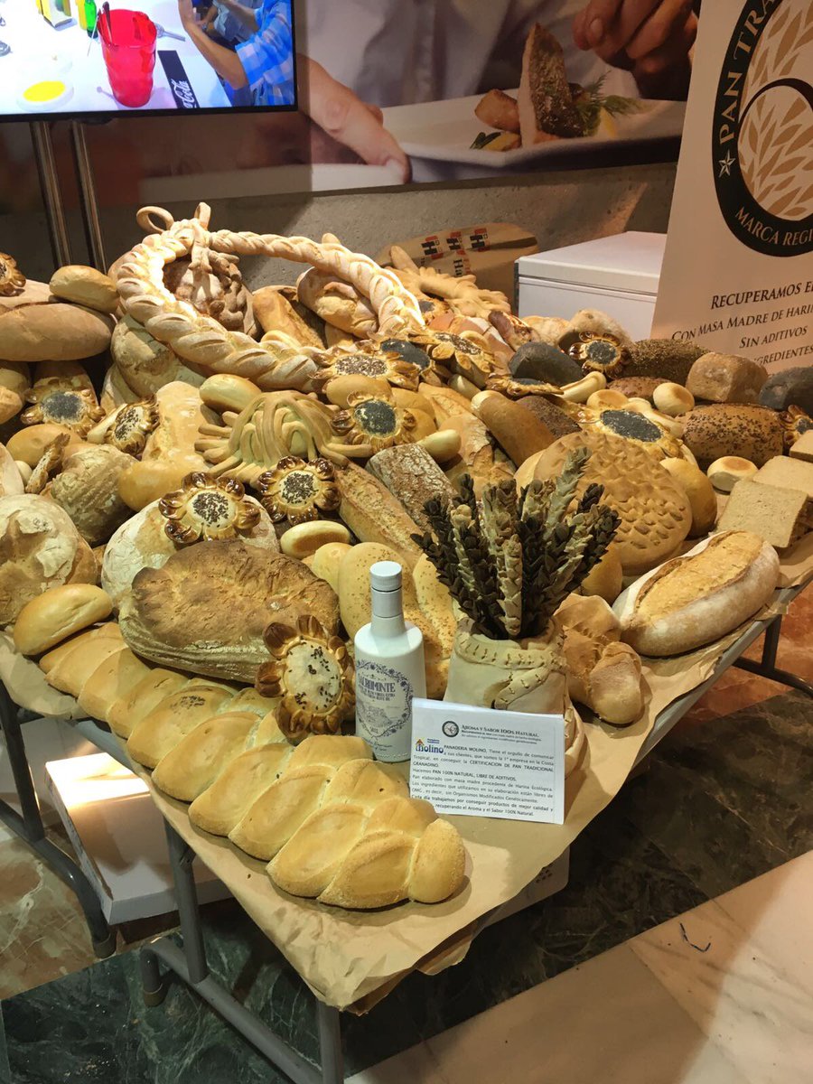 APanTradicional's tweet photo. Bodegón de Pan Tradicional Granadino de las ocho Panaderías certificadas #Diamundialdelpan https://t.co/QNXxVqoR43