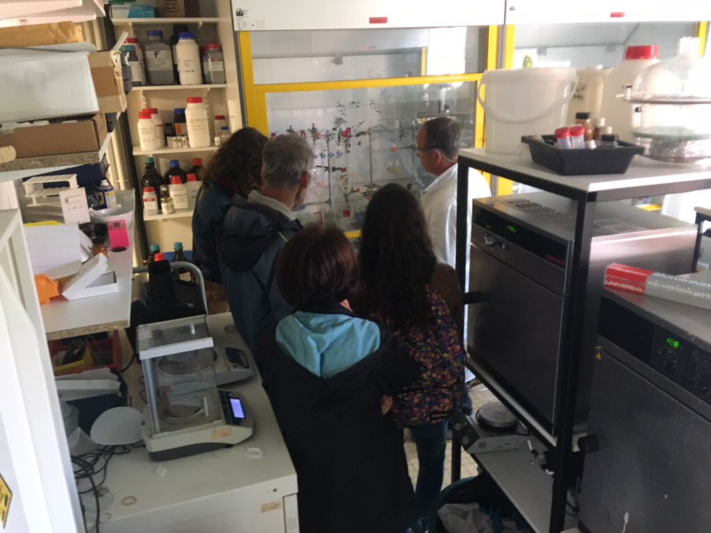 CNRS_Toulouse's tweet photo. #tourdescience au #LCC la chance 🍀 d’approcher des manips de chimie avec des scientifiques disponibles et ouverts aux échanges #fds2017 https://t.co/SHTo6b2RLQ