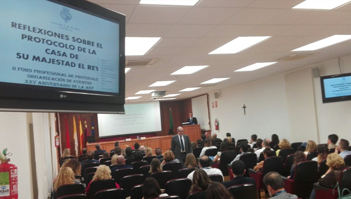 UCAM's tweet photo. Ponencia de Alfredo Martínez, Jefe de Protocolo @CasaReal en #ForoProtocolo Organizado por la Asociación Española de Protocolo, en la UCAM. https://t.co/kPkxszOjhD
