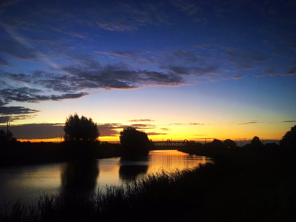 Ang_WaterwaysEA's tweet photo. A stunning sunrise over #DenverLock &amp; #ElyOuse on #RiverGreatOuse captured by Ben our new #LockKeeper, the early bird &amp; all that! Thanks Ben https://t.co/N1pK4S0vlJ