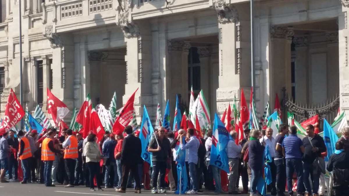 CgilMessina's tweet photo. #CgilCislUil in piazza a Messina  @cgilnazionale @CgilSicilia https://t.co/YgUR6tWc6V
