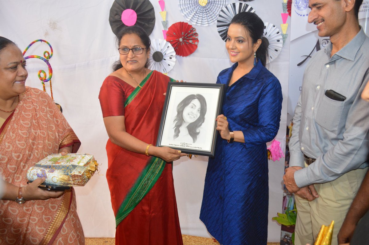 pinkumanno's tweet photo. The Art Haat -Exhibition of PV Polytechnic has been inaugurated by Ms Amruta Fadnavis....
Thank u @fadnavis_amruta  mam &amp; @ShashiWanjari mam https://t.co/DKiYlW4trF