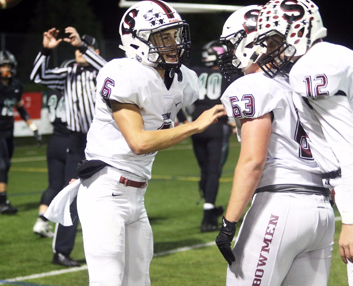 BroodSports's tweet photo. Fired-up @BowmenFootball team steps up to get a key TRL win over Tigard. Story, photos here: https://t.co/A6KqUl4RJm #opreps https://t.co/dYvRgHs9Xl