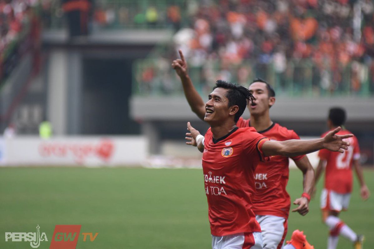 persijagwtv's tweet photo. Terimakasih Rudi Widodo, Terimakasih Persija!
HT : 1-0 untuk keunggulan Persija.
#persijagwtv
#persijaday #persijajakarta #persija https://t.co/NES0fOyWOE