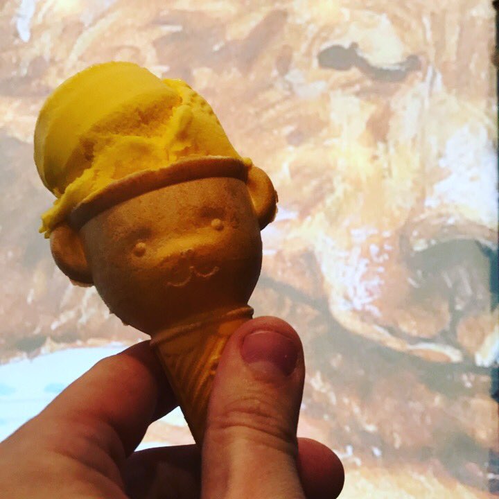 Hee! Psssst! Het is zó mooi weer, dat onze beer hèèl even uit zijn winterslaap is gekomen! We scheppen vanmiddag ijsjes van 14u00 tot 17u00 !! #nazomer #popup #ijsjesweer