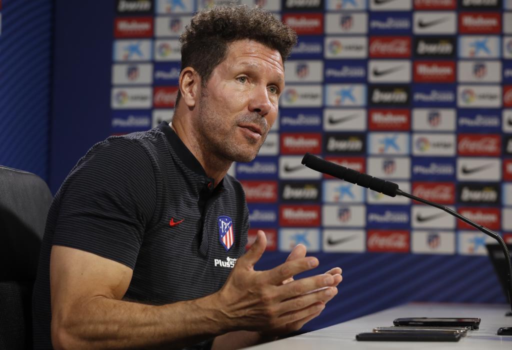 marca's tweet photo. #Lomásleído Simeone: "¿El césped? Cuando me invitas a tu casa voy con tu mantel, tus platos y tus vasos" https://t.co/lNuQNkOhiU https://t.co/XNBNH6eowT