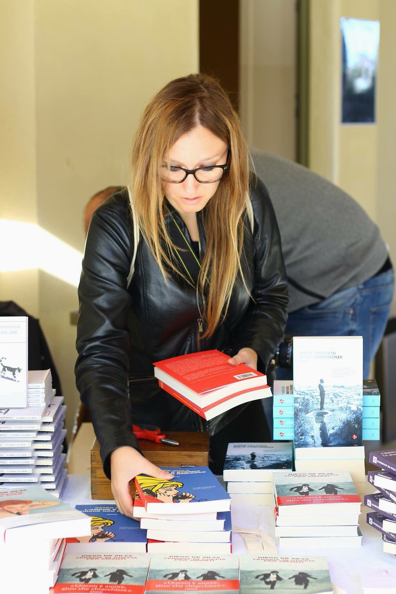 LaScatolaLilla's tweet image. La libraia e le pilette.
#scattorubato #spamfest #instabook (ph. Francesca Mandara)