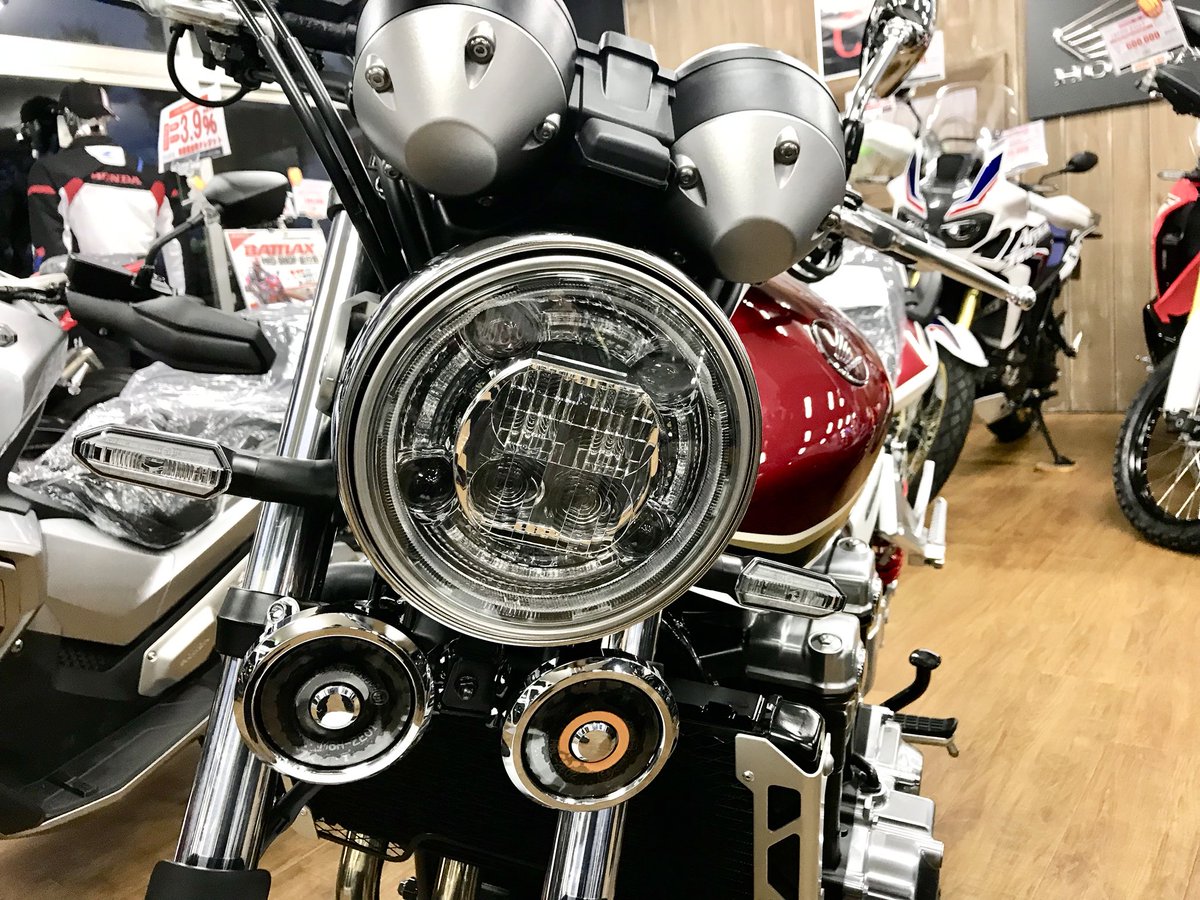 タカ 新型 Cb1300sf 18年モデル Ledヘッドライト ウィンカー 新型サイレンサー カラーリング が変更されてて 中々カッコよくなってた ただ 乗り出しで150万弱は流石に高すぎる気がしないでもない