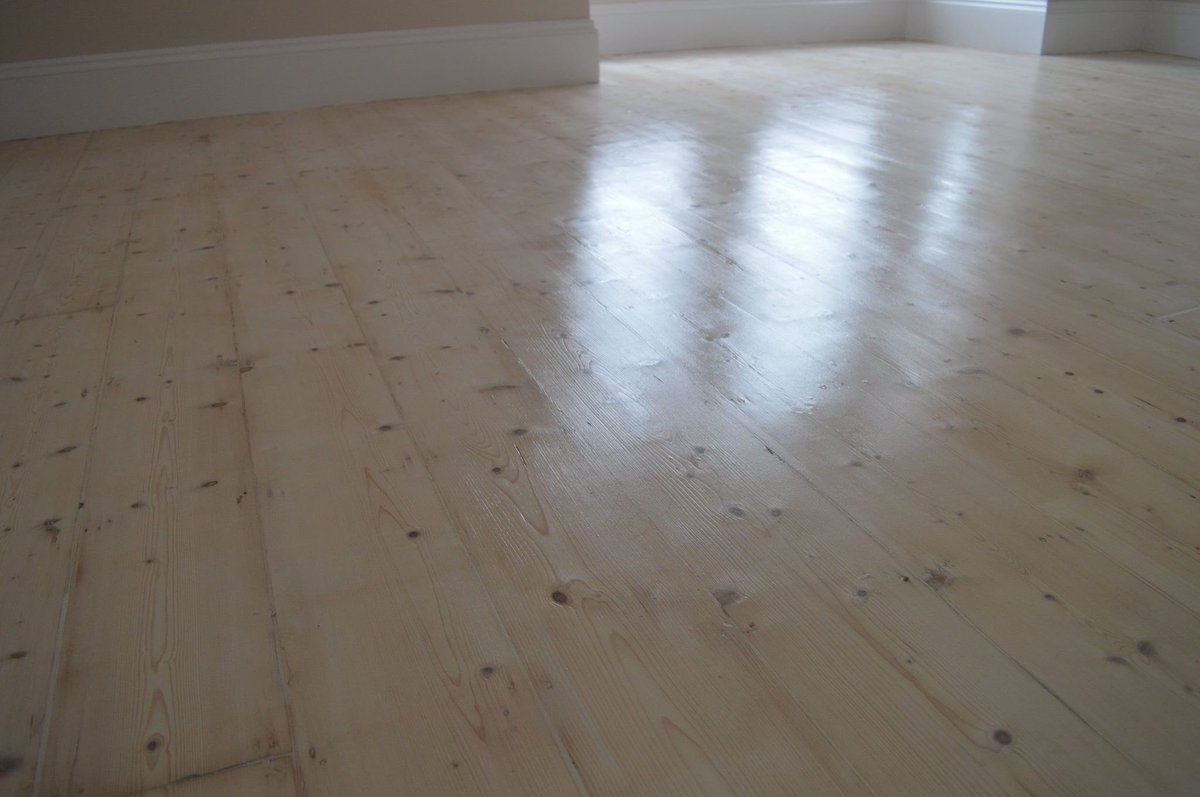 tjcflooring1's tweet photo. White wash antique pine floor transformation. Great result 😀 https://t.co/wrNrsrHH4K