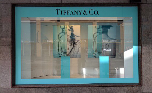signaturewsd's tweet photo. TIFFANY WINDOW GRAPHICS INSTALLED #graphicinstallers #largeformatdigitalprinters #digitalprintsuppliers #hplatex https://t.co/JeGv1wxAae
