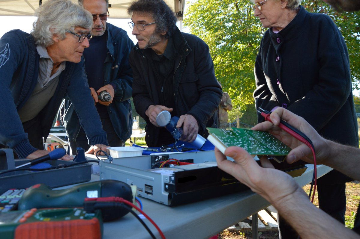Vincent__Thomas's tweet photo. Sèche-cheveux, moulinette, lecteur Blu-Ray... On sauve de tout au #RepairCafé ce samedi à l'#AMAPP de #Prunoy. #Puisaye @lyonne_fr @HOP89120 https://t.co/4LHgZpdmB0