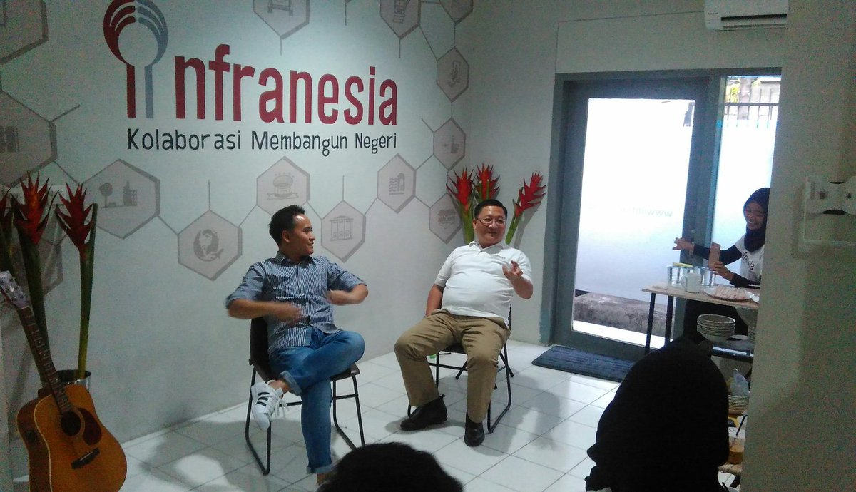 akun_fajar's tweet photo. Sharing session sore membahas infrastruktur dengan @infranesia . Ringan, asik, renyah #infranesia #Infrastruktur https://t.co/WwE3rd0ARB