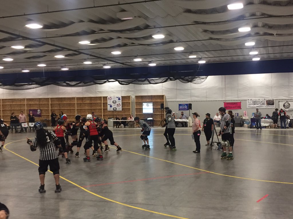 KeweenawRollers's tweet photo. DRD is reppin' da UP this morning. Took the lead and holding strong. #UProllerderby #MK2017 https://t.co/gKGEmOD4cN