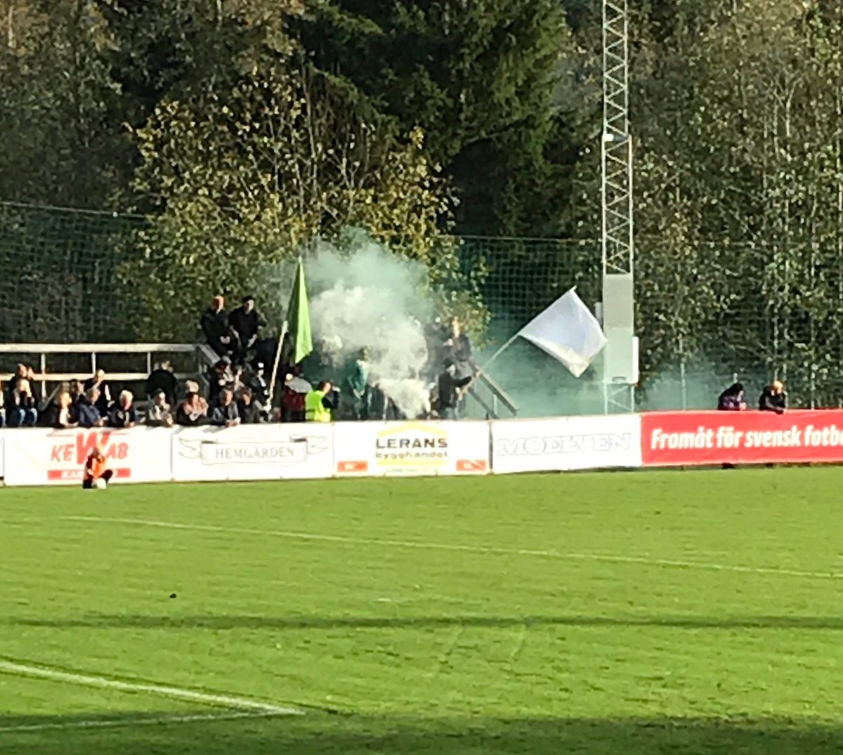 Mallbacken Sunne ångar på så att det ryker -åtminstone på läktaren. Lätt seger! <a href="/MallbackensIF/">Mallbackens IF Sunne</a>